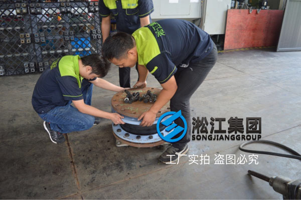 【圖析】DN400橡膠接頭壓力檢測(cè)“好質(zhì)量不是說(shuō)說(shuō)而已” 【圖析】DN400橡膠接頭壓力檢測(cè)“好質(zhì)量不是說(shuō)說(shuō)而已”