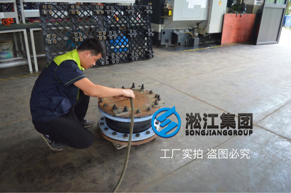 【圖析】DN400橡膠接頭壓力檢測(cè)“好質(zhì)量不是說(shuō)說(shuō)而已” 【圖析】DN400橡膠接頭壓力檢測(cè)“好質(zhì)量不是說(shuō)說(shuō)而已”