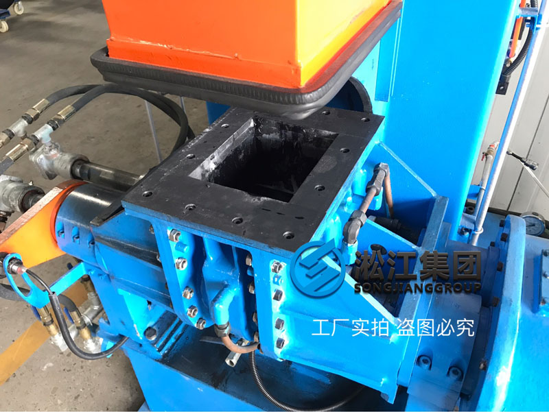為了把控橡膠接頭膠料穩(wěn)定性實(shí)驗室新增一臺三升密煉機(jī) 為了把控橡膠接頭膠料穩(wěn)定性實(shí)驗室新增一臺三升密煉機(jī)