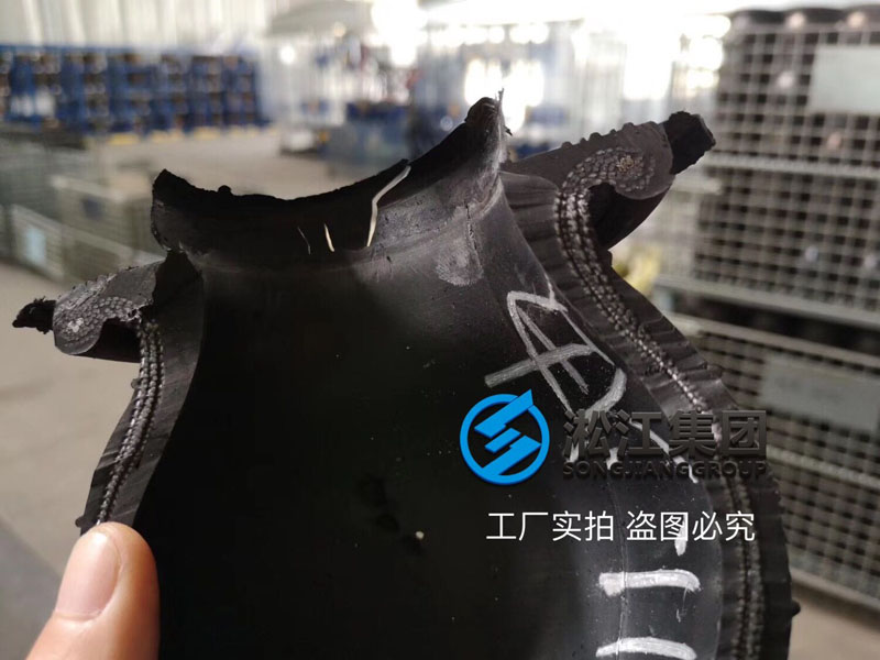 為了把控橡膠接頭膠料穩(wěn)定性實(shí)驗室新增一臺三升密煉機(jī) 為了把控橡膠接頭膠料穩(wěn)定性實(shí)驗室新增一臺三升密煉機(jī)