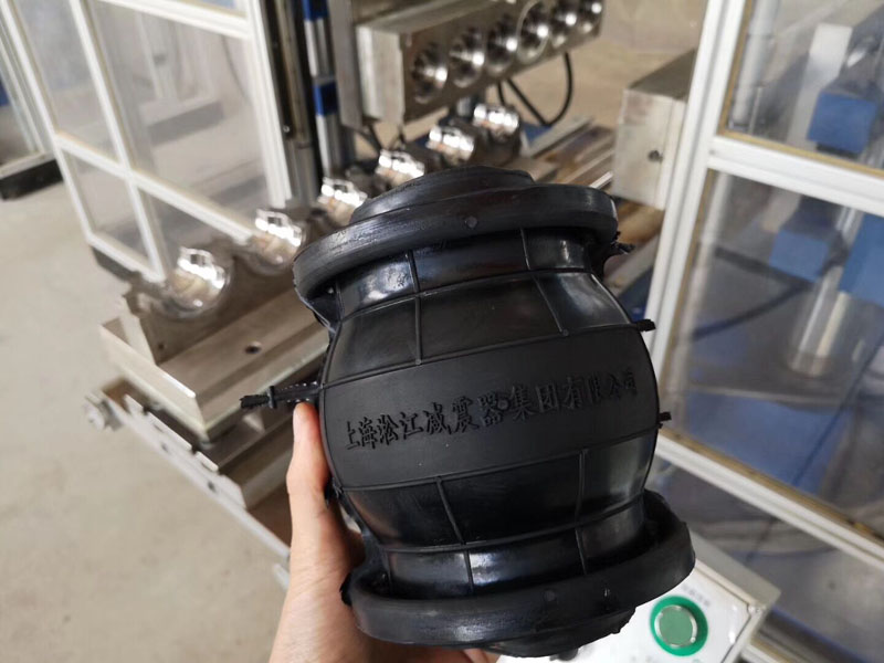為了把控橡膠接頭膠料穩(wěn)定性實(shí)驗室新增一臺三升密煉機(jī) 為了把控橡膠接頭膠料穩(wěn)定性實(shí)驗室新增一臺三升密煉機(jī)